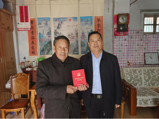 歡城煤礦開展“光榮在黨50年”紀(jì)念章頒發(fā)走訪慰問(wèn)活動(dòng)